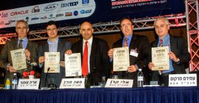 מנכ"לי חברות קואליציית "לא MS" בישראל על במה אחת, ב-2002, בכנס הג'אווה השנתי של אנשים ומחשבים ו-IJUG. צילום: קובי קנטור ז"ל