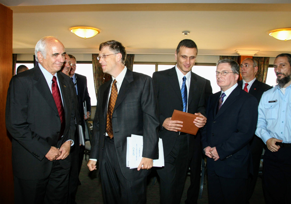 מימין: ארז יקואל, ניצב בדימוס, ראש אגף תמיכה לוגיסטית; חמי פרס, מייסד ושותף קרן VC פיטנגו; צבי זיו, מנכ"ל בנק הפועלים; דני ימין, מנכ"ל מיקרוסופט ישראל; ביל גייטס, בכבודו ובעצמו;  ישראל מקוב, מנכ"ל חברת טבע.