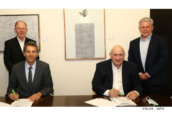 יו"ר שופרסל, יקי ודמני; יו"ר קבוצת דיסקונט, שאול קוברינסקי; מנכ"ל שופרסל, יצחק אברכהן; ומנכ"ל קבוצת דיסקונט, אורי לוין. צילום: סיון פרג'