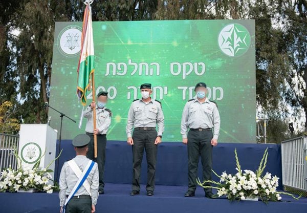 ראש אמ"ן, האלוף תמיר הימן (במרכז), עם המפקדים היוצא והנכנס של יחידה 8200, תא"ל א' ותא"ל י', בהתאמה. צילום: דובר צה"ל