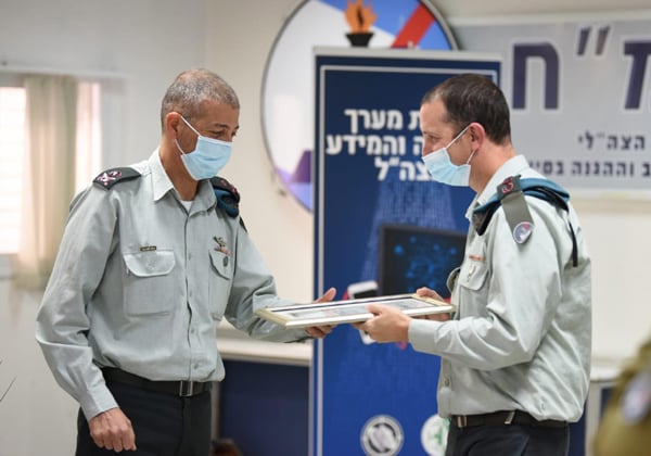 ראש אגף התקשוב וההגנה בסייבר, אלוף ליאור כרמלי (משמאל), ומפקד יחידת מצפן, אל"מ חן גולני, בטקס השקת המערך החדש. צילום: דובר צה"ל