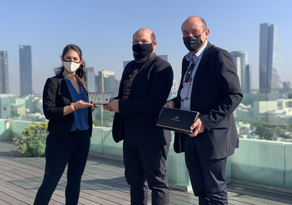 מעמד הענקת הפרס לזנסיטי. מימין: אייל פדר, מנכ"ל החברה, סרג'יו ויניצקי, נציג קונגרס הערים החכמות ברצלונה בישראל, ואריאל ברודי ויניצקי. צילום: צוף יצחקי