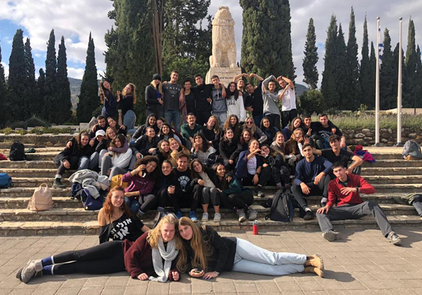 חניכים במכינת רבין ליד פסל האריה השואג בתל חי. צילום: יח"צ