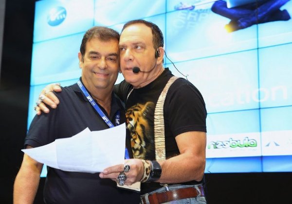 דדי דבורסקי, סגן נשיא בחברת נס ומנהל קבוצת נספרו, עם פלי הנמר שהנחה עוד כנס בנספרו. צילום: קובי קנטור ז"ל