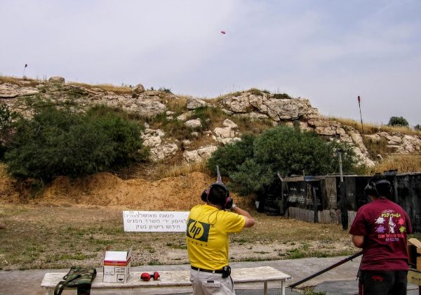 כיוון שרוב המתחרים היו גברים תחרותיים, ההפקה סיפקה תחנות מטווחים לרובים ואקדחים. העיקר תחרות יריות בכל תחנה. צילום: פלי הנמר