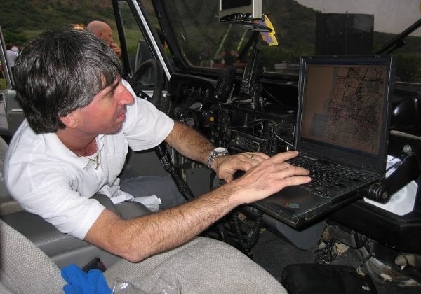 אפי צ'אושו מחברת הראל, מכוונן את מחשב הג'יפ המושקע שלו. צילום: פלי הנמר