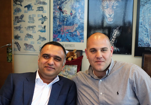 במאורת הנמר יחד עם דיראג' פאנדי (משמאל), מייסד נוטניקס האגדי. איש עם חזון ואישיות מקסימה. צילום: פלי הנמר