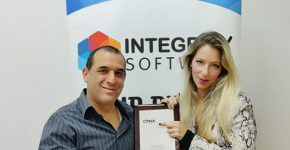 מימין: אנה יפרח, מנהלת תחום לקוחות, וארז ברוך, CTO - אינטגריטי תוכנה. צילום: יח"צ