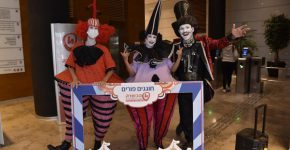 ליצנים צוהלים ושמחים במשרדי הכשרה חברה לביטוח. צילום: יח"צ