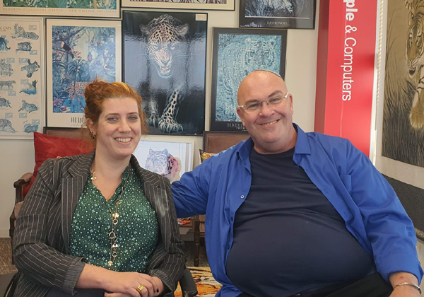 באו לבקר במאורת הנמר: מימין - מיי (מיטל) ברוקס-קמפלר ואורן ברט מהלנה. צילום: פלי הנמר