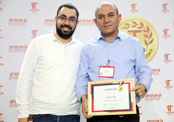 מימין: מיקי אילוז, מנמ"ר עיריית עכו, ועמיאל לוזון, מנהל הרשת של העירייה. צילום: ניב קנטור