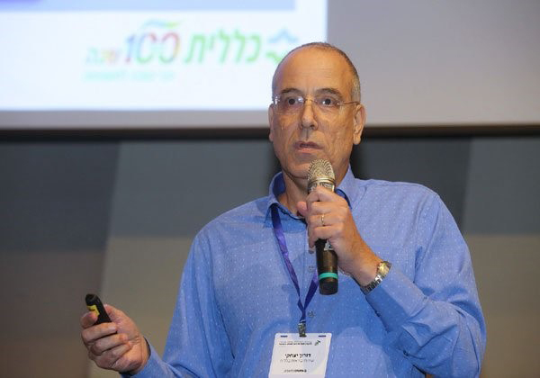 דורון יצחקי מרצה באחד הכנסים של אנשים ומחשבים. צילום: ניב קנטור