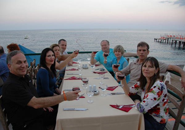 ארוחת ערב מכנס משותף עם מיקרוסופט, שהתקיים ביוון, יחד עם איציק מלאך - אז לאומי, ודב יהב - הסוכנות היהודית. צילום: פלי הנמר