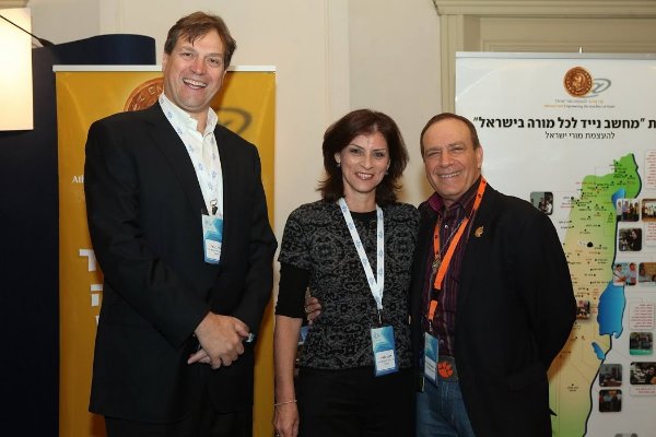 יחד עם דפנה תמיר, מנהלת התכניות של קרן אתנה