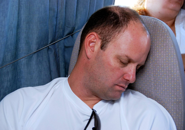 גם אמיר החזק והצעיר נרדם בטיסה. למה לא. גם המנמ"רים ישנים עד היעד. צילום: פלי הנמר