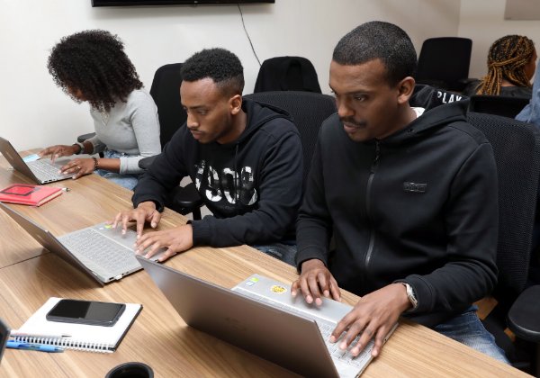 בוגרי טק קריירה בפעולה. צילום: עזרא לוי