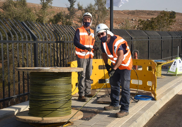 עובדי בזק פורסים סיבים במטולה. צילום: יח"צ בזק