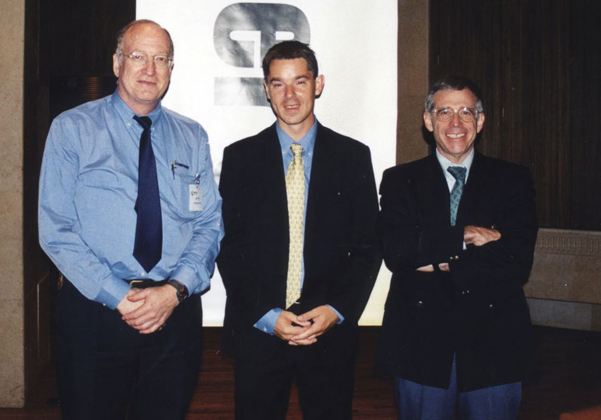 פרי גונן (משמאל) ואנשי בורלנד: לודוויק נווה – מנהל מכירות למזה"ת, מרטין ראים מצוות הטכנולוגיה. צילום: פרטי