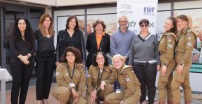 לוחמות גדוד "עזוז" עם עינת רום, סמנכ"לית משאבי אנוש ומינהל בפרטנר, איציק בנבנישתי, מנכ"ל פרטנר, ורדה דרוקר, מנהלת פרויקט "אמץ לוחם", אסנת רונן, יו"רית דירקטוריון פרטנר, קרן אופק, יו"רית ועד עובדי פרטנר, ואל"מ במיל' שרי כרמל, סמנכ"לית קרן יחד למען החייל. צילום: ישראל שם טוב