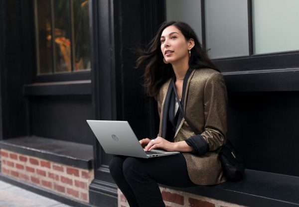 מחשב נייד קל ומתקדם בהתאמה לעבודה היברידית. סדרת Aero החדשה של HP. צילום: יח"צ