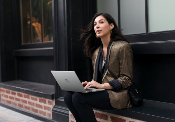 מחשב נייד קל ומתקדם בהתאמה לעבודה היברידית. סדרת Aero החדשה של HP. צילום: יח"צ