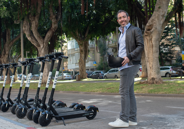 יניב ריבלין, מעכשיו גם מנהל קשרי הממשל ב-EMEA בבירד, עם הקורקינטים שלה בתל אביב. צילום: יח"צ