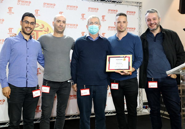 מימין: סורין בויאנגיו, מהנדס פתרונות ב-F5; ליעד פיצ'ון, מנהל אבטחת המידע של בלוסנאפ; מאיר גפן, סמנכ"ל המו"פ ומנהל האתר הישראלי של החברה; ולירון כהן ו-ויקי כחלון, מהנדסי אבטחה בה. צילום: ניב קנטור