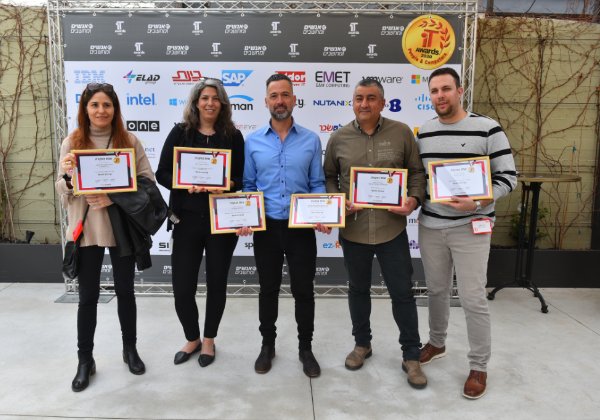 מימין לשמאל: דור אנקה – ראש צוות System; סימון אמזלג – ראש צוות ERP; ארנון זילברמן – סמנכ"ל מערכות מידע; אורית אטלס – מנהלת אפליקציות עסקיות; וסיגל בטר – ראש צוות BI. צילום: יח"צ