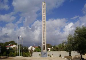 אנדרטה ביהוד לחללי חיל הקשר והתקשוב. צילום: ויקיפדיה