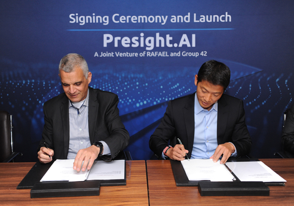 המנכ"לים - פנג שיאו מ-G42 ויואב הר-אבן מרפאל - חותמים על ההסכם להקמת החברה המשותפת. צילום: דוברות רפאל