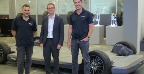 שגריר בריטניה בישראל, ניל וויגן (במרכז), עם מייסדי REE Automotive, דניאל בראל ואחישי סרדס. צילום: רן מאיר