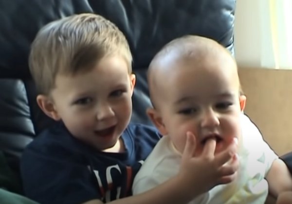 צ'רלי נושך את האצבע של הארי. הקליפ שנמכר כ-NFT. צילום מסך מערוץ HDCYT ביוטיוב