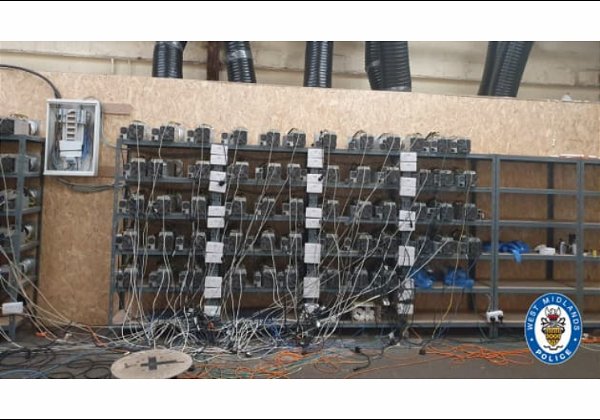 אתר כריית הביטקוין שנחשף בבריטניה. צילום: משטרת ווסט מידלנדס