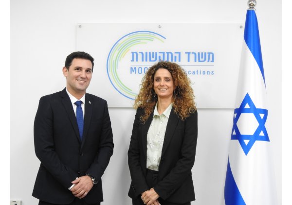 שר התקשורת החדש, איתן גינזבורג, ומנכ"לית משרד התקשורת, לירן אבישר בן-חורין. צילום: דוברות משרד התקשורת