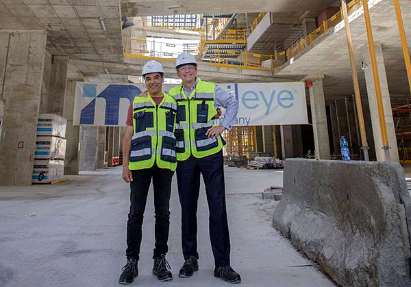 פט גלסינגר, מנכ"ל אינטל, ופרופ' אמנון שעשוע, מנכ"ל מובילאיי, במרכז ההולך ונבנה של מובילאיי בירושלים. צילום: אינטל