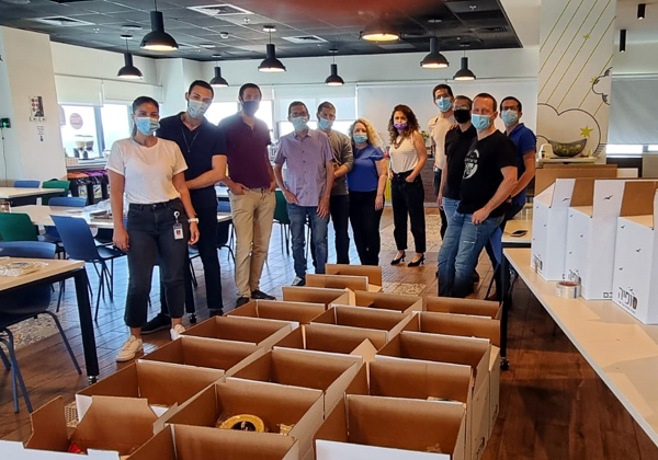 עובדים בסלברייט במעמד אריזת החבילות למען משפחות הרוגי האסון בהר מירון. צילום: ציבי נדל