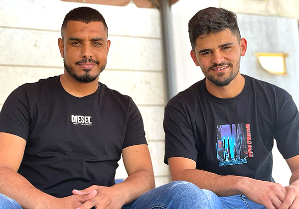 מימין: דור שופן והיתאם אלקשעלה, עובדים במוקד של בזק און ליין. צילום: יח"צ