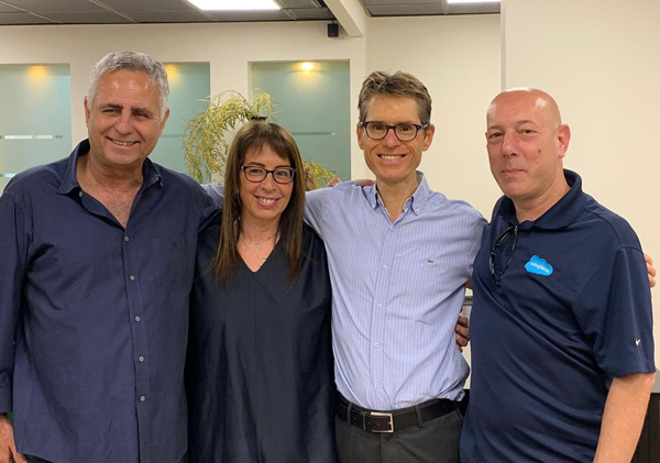 מימין: ארנון דים, סמנכ״ל המכירות בסיילספורס ישראל, בן פסטרנק, מנכ"ל קבוצת אמן, שירלי פאר יגרמן, משנה למנכ״ל המשביר לצרכן, ורמי שביט, מנכ״ל ובעלים המשביר לצרכן. צילום: יח"צ