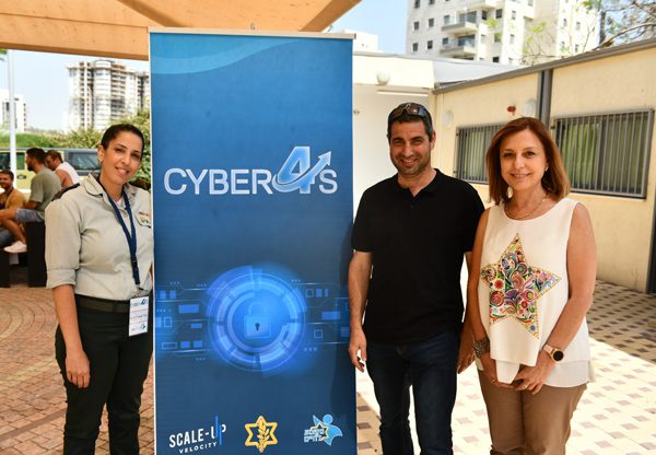 מימין: מתי צויג, אריאל חובב ואסנת לוי מגירא. צילום: מדור עתיד מבטיח, חיל הטכנולוגיה והאחזקה