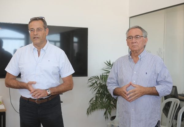 מימין: ראש עיריית הרצליה, משה פדלון, ומנמ"ר העירייה, אמיר זיו. צילם: דוברות העירייה