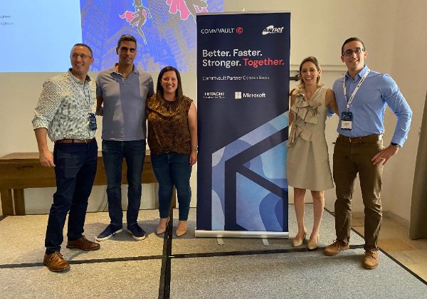 מימין: אריאל נגרין, מנהל שותפים מגזר אנטרפרייז, מיקרוסופט; שירה פרונר, מנהלת שותפים, קומוולט; לאה רוזן, מנהלת שותפים גלובליים במזרח תיכון ואפריקה, מיקרוסופט; שי נוני סגן נשיא לתחום Metallic באזור EMEA, קומוולט; שי משה, מנהל שותפים, מיקרוסופט. צילום: איציק סקוברוניק