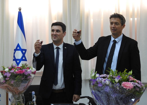 חילופי שרים במשרד התקשורת. מימין: השר הנכנס, יועז הנדל, והשר היוצא, איתן גינזבורג. צילום: דוברות משרד התקשורת