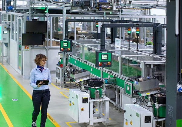 יישומי תעשייה 4.0 מחייבים פריסת מיקרו דטה-סנטר על רצפת הייצור. צילום: בלוג שניידר אלקטריק