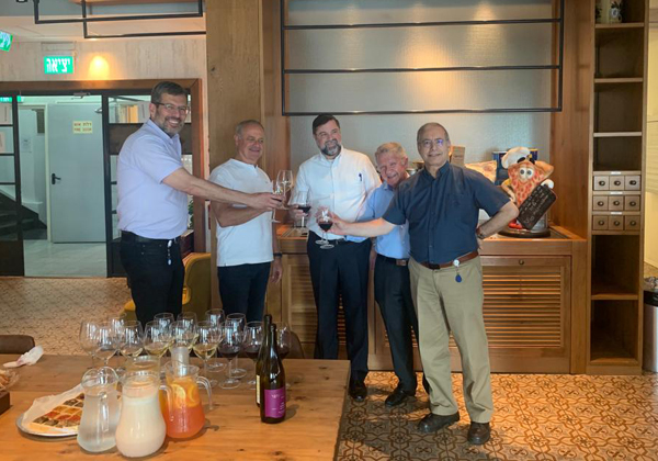 בכירי SQLink וג'יניס דטה סיינס במעמד החתימה על הסכם הרכישה. צילום: יח"צ