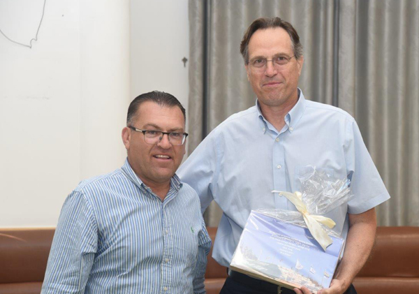 מימין: אורי בן ארי, מייסד ונשיא קרן אתנה, ומודי סעד, ראש מועצת יאנוח ג'ת. צילום: אמיר אלון