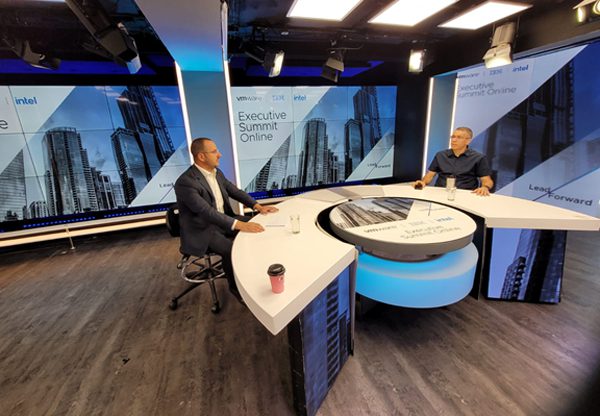 מימין, קובי כץ, סמנכ"ל מחשוב ומערכות מידע, רפאל, ושלומי אביב, מנכ"ל VMware ישראל. צילום: יח"צ רפאל