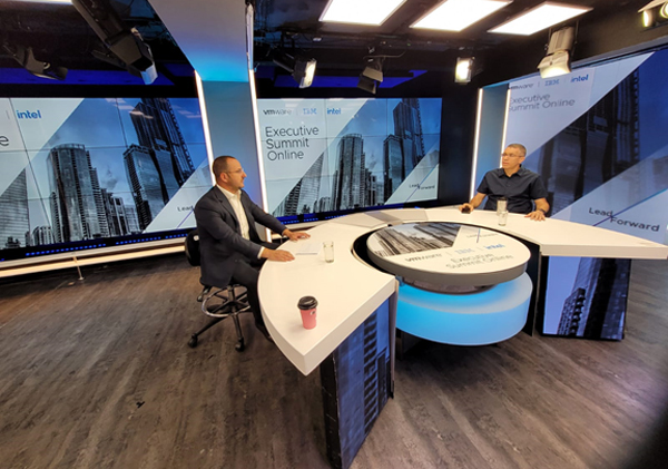 מימין, קובי כץ, סמנכ"ל מחשוב ומערכות מידע, רפאל, ושלומי אביב, מנכ"ל VMware ישראל. צילום: יח"צ רפאל