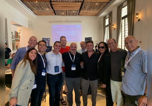 מימין לשמאל: שמואל ששון, מנהל מכירות, בילוקאל; יקי כהן, סמנכ"ל טכנולוגיות, ווי אנקור; דפנה אהרוניון, מנהלת מכירות, ווי אנקור; יוני עזרא, מנהל מכירות, ווי אנקור; יניב ליפשיץ, מנהל מכירות, ווי אנקור; אריאל טוסון, מהנדס מערכות, בינת תקשורת; עמי דנברג, פריסייל תשתיות, ווי אנקור; רונן נוי, מנכ"ל קומוולט ישראל; אבי אלגרבלי, סמנכ"ל תפעול ושותפים עסקיים, ווי אנקור; כפיר שפיר, מנהל מכירות מגזר אנטפרייז, קומוולט; לירון וולקב, מנהלת צוות Inside sales, ווי אנקור. צילום: איציק סקוברוניק