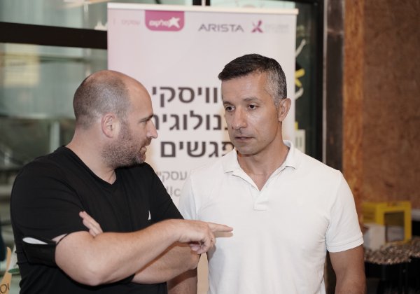 מימין: רוני בן סימון, מנהל תיקי לקוחות אנטרפרייז, ועמי שטרמר, מנהל מחלקת שירות אגף לקוחות עסקיים, סלקום. צילום: סלקום