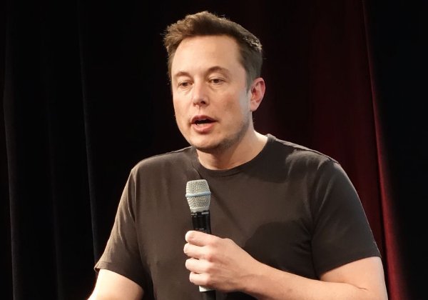 במפגש עם בעלי המניות של טסלה מ-2016. אילון מאסק. צילום: Wikimedia Commons